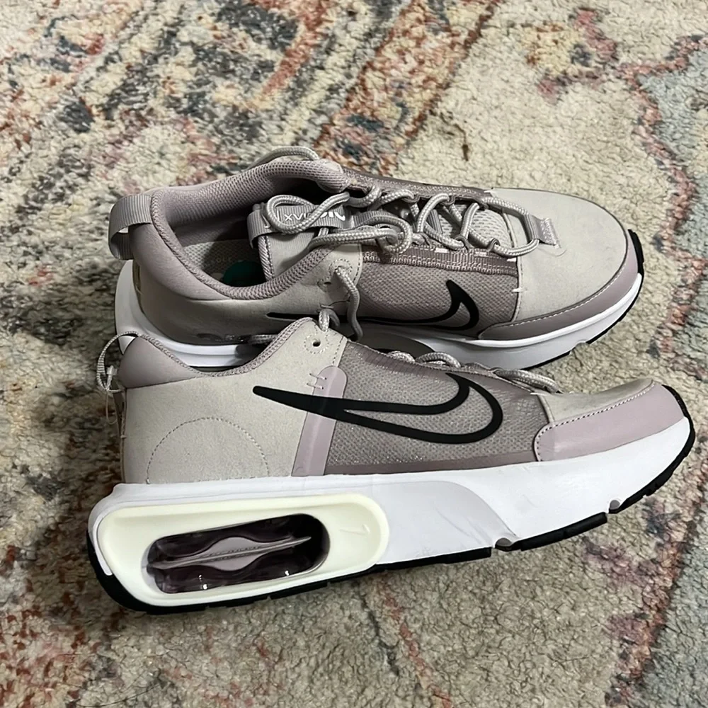 Nike air max tennis shoes. - Picture 2 of 5